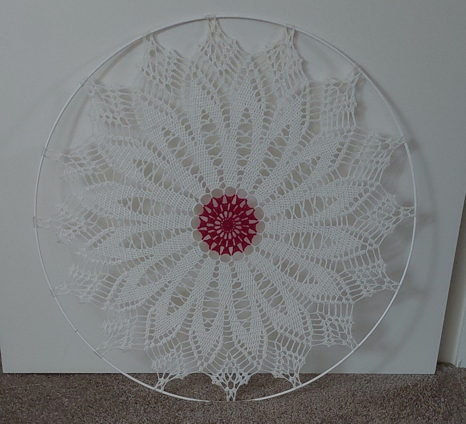 Gehaakte Cirkel met Donkerroze Hart, 60cm, Huis en Inrichting, Ophalen, Nieuw, Wit, Textiel