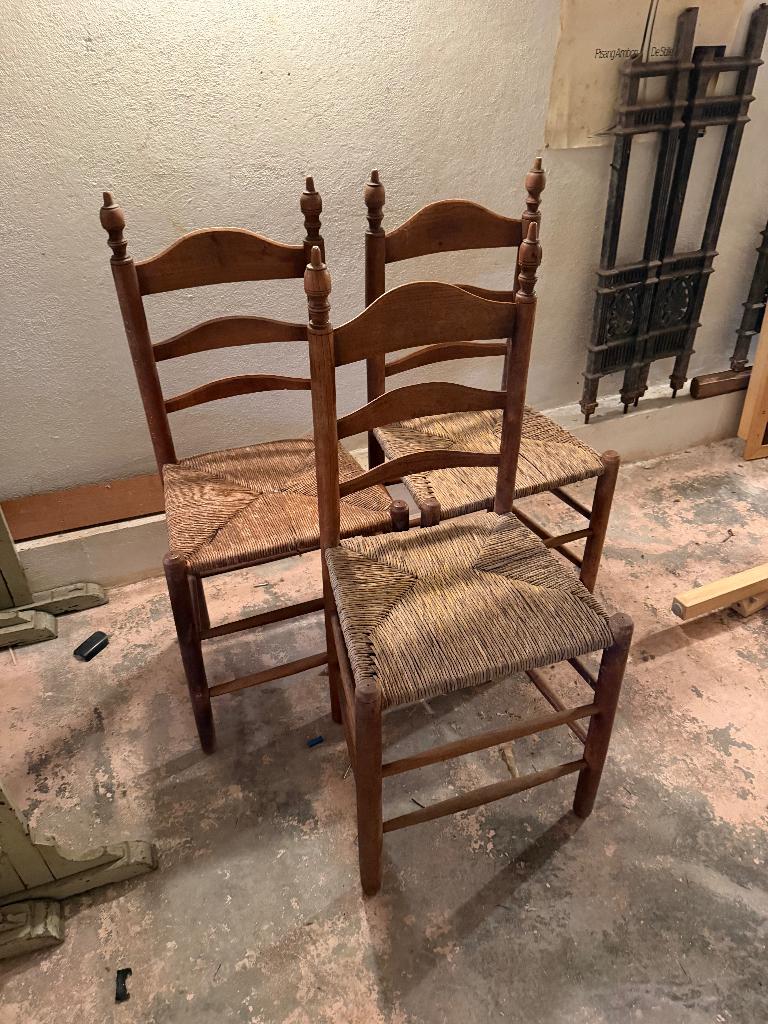 Set van 3 landelijke houten stoelen met biezen zitting, Ophalen, Gebruikt, Hout, Drie