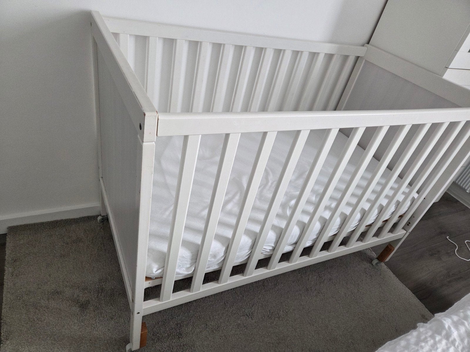 Witte babybedje 60x120 cm, inclusief lattenbodem en matras., Kinderen en Baby's, Ophalen, Gebruikt, Ledikant