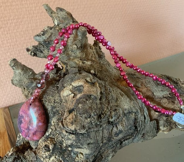 Ketting met roze zoetwaterparels en jaspis hanger, Nieuw, Ophalen of Verzenden, Steen of Mineraal, Roze