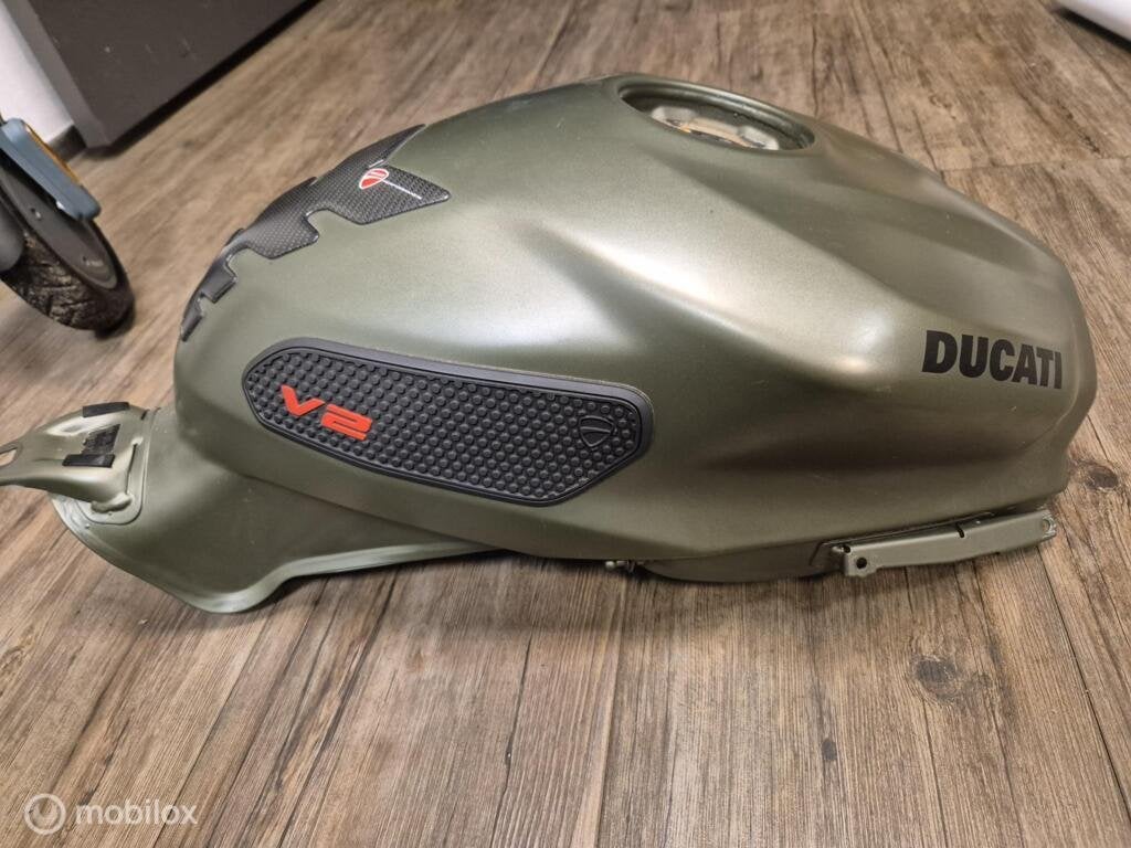 Benzinetank brandstoftank tank panigale V2 43219651T, Gebruikt, Factorystore.service@ducati.com, Ophalen of Verzenden, Via Antonio Cavalieri Ducati, 74/5, 74/6, 40132 Bologna BO