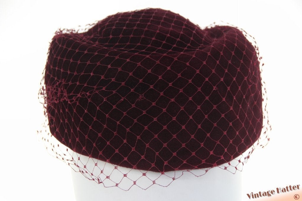 Vintage Dameshoed bordeaux velour met korte voile 56,5, Ophalen of Verzenden, Zo goed als nieuw, 56 of 57 cm (M, 7 of 7⅛ inch)