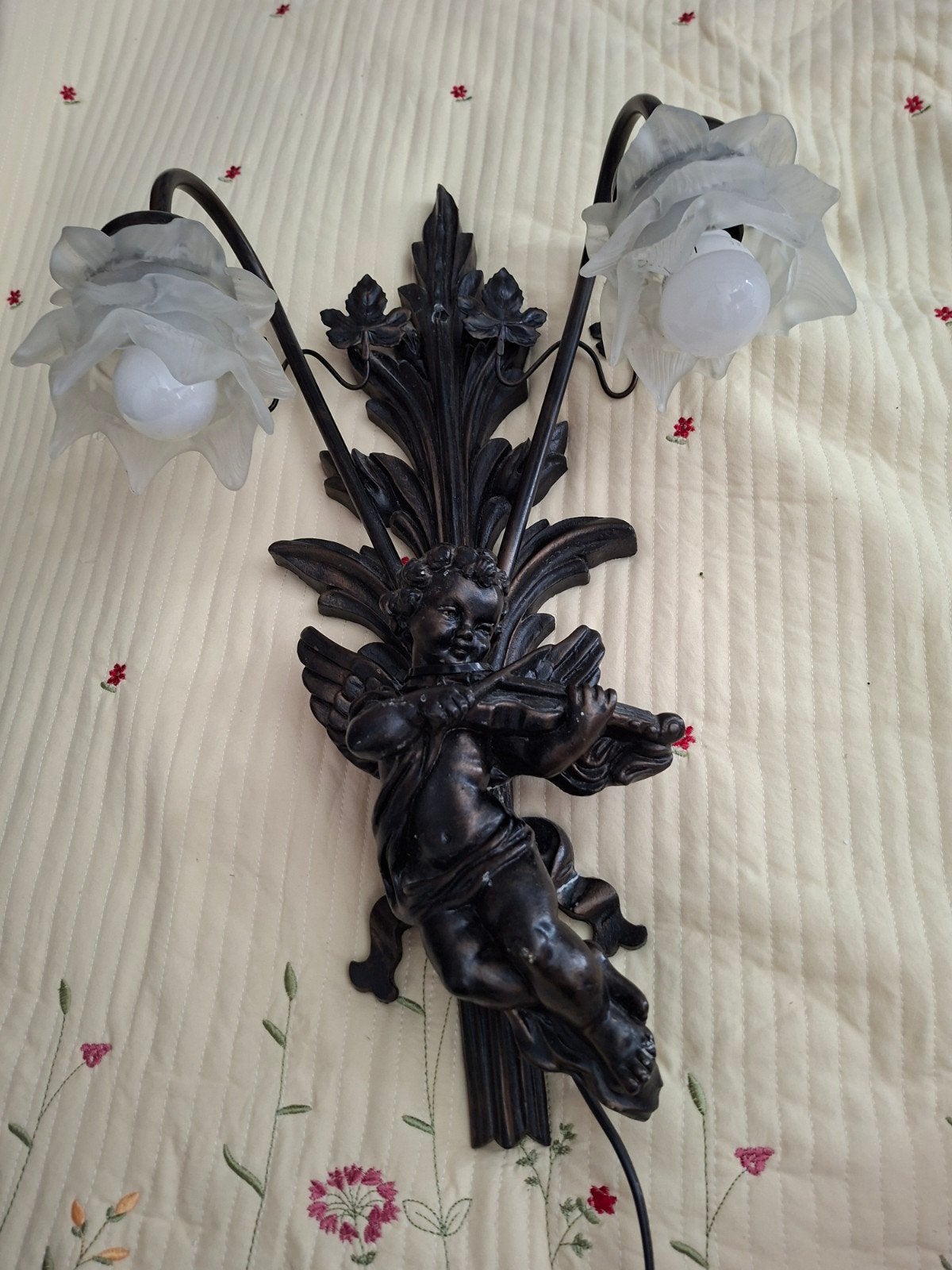 Antieke wandlamp met cherubijn en bloemvormige kappen, Ophalen