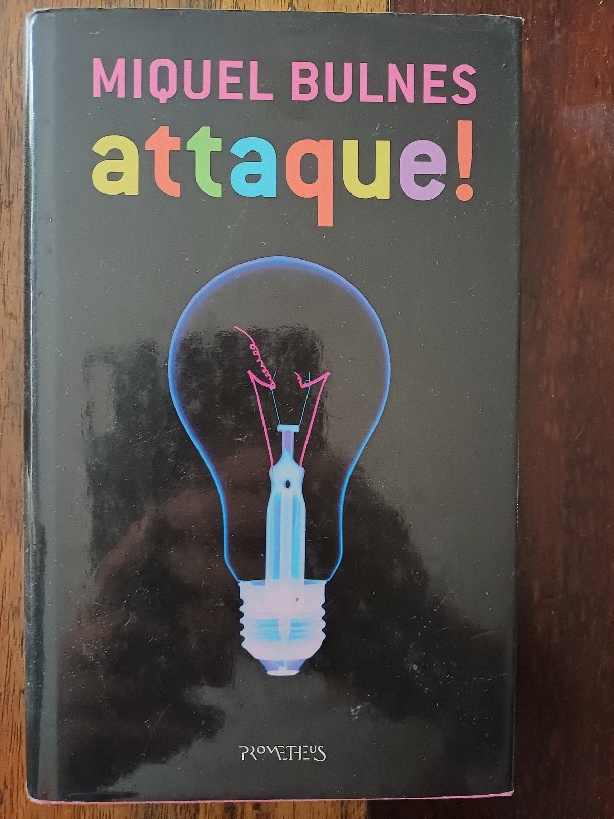 Miquel Bulnes - Attaque! Roman - Zo goed als nieuw, Ophalen of Verzenden, Zo goed als nieuw, Miquel Bulnes, Nederland
