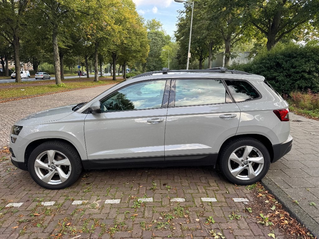 Škoda Karoq 1.5 TSI DSG Business Edition ACC CarPlay 2020, Auto's, 1498 cc, 4 cilinders, Sound system, Leder en Stof