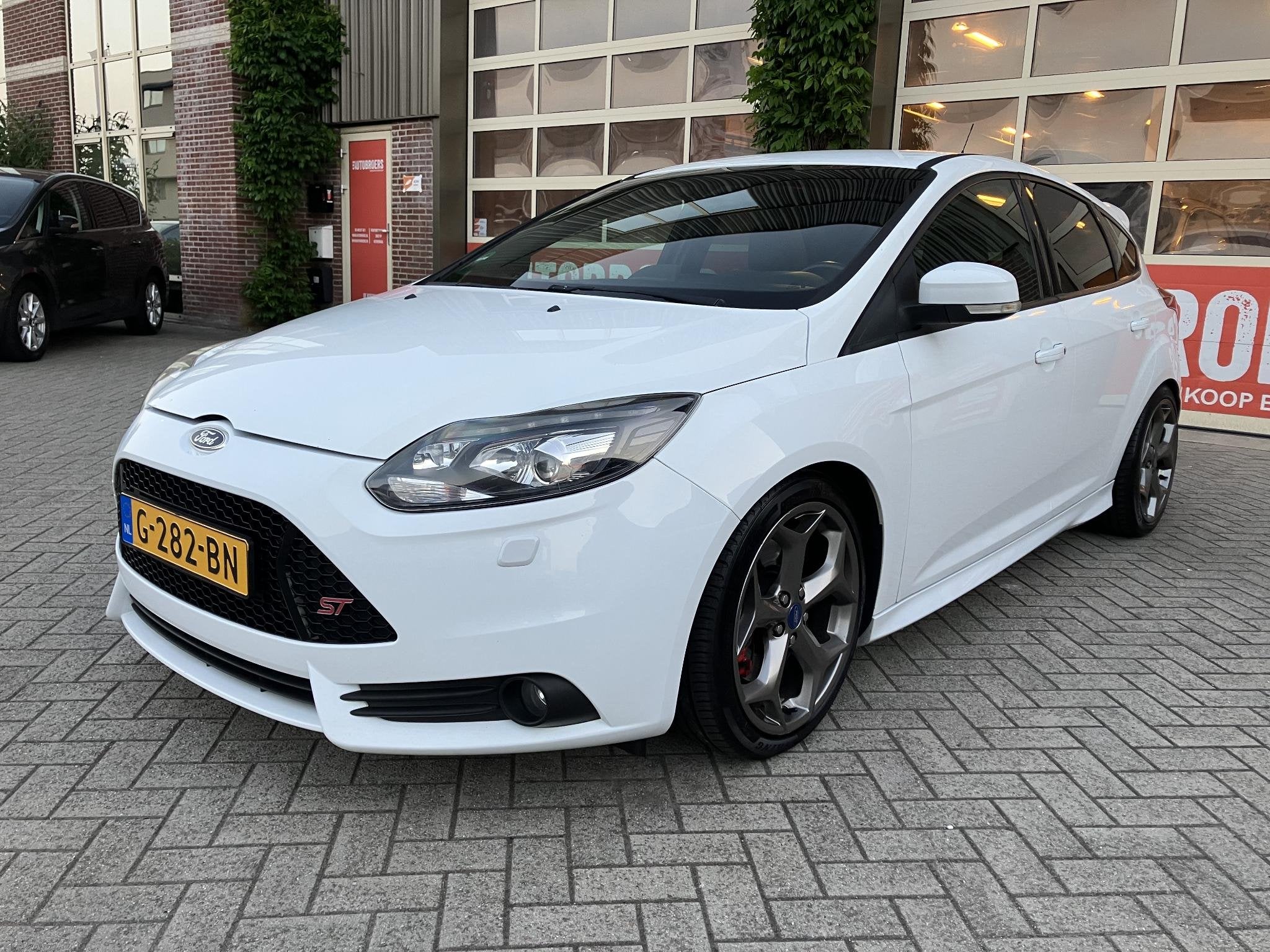 Ford Focus 2.0 EcoBoost ST-2 | ST-Pack | 18" LMV | Spoiler |, Gebruikt, 4 cilinders, Wit, 14 km/l