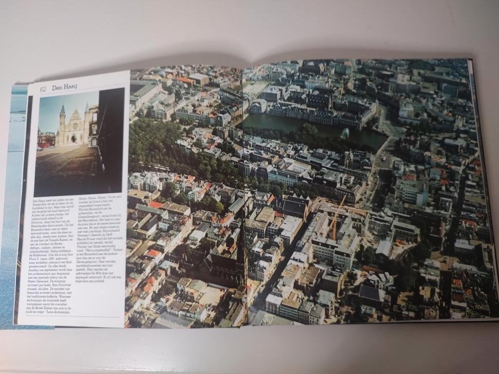 Hoog boven Nederland - luchtfoto`s van steden, dorpen en, Ophalen of Verzenden, Zo goed als nieuw, Aart van Zoest, Nederland