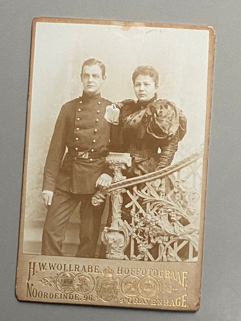 Foto militair samen met zijn vrouw/vriendin (Hoffotograaf ), Gebruikt, Foto, Ophalen of Verzenden, Voor 1940