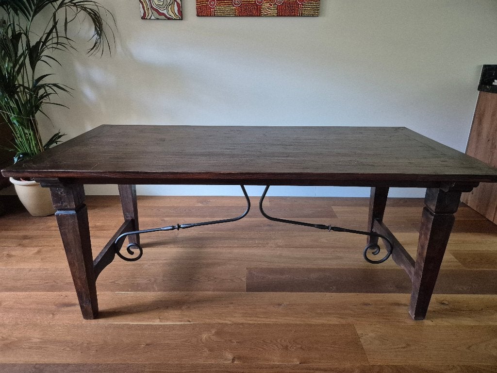Robuuste, hardhouten eettafel met diepe, roodbruine kleur, Huis en Inrichting, Gebruikt, Eikenhout, Vijf personen of meer, 150 tot 200 cm