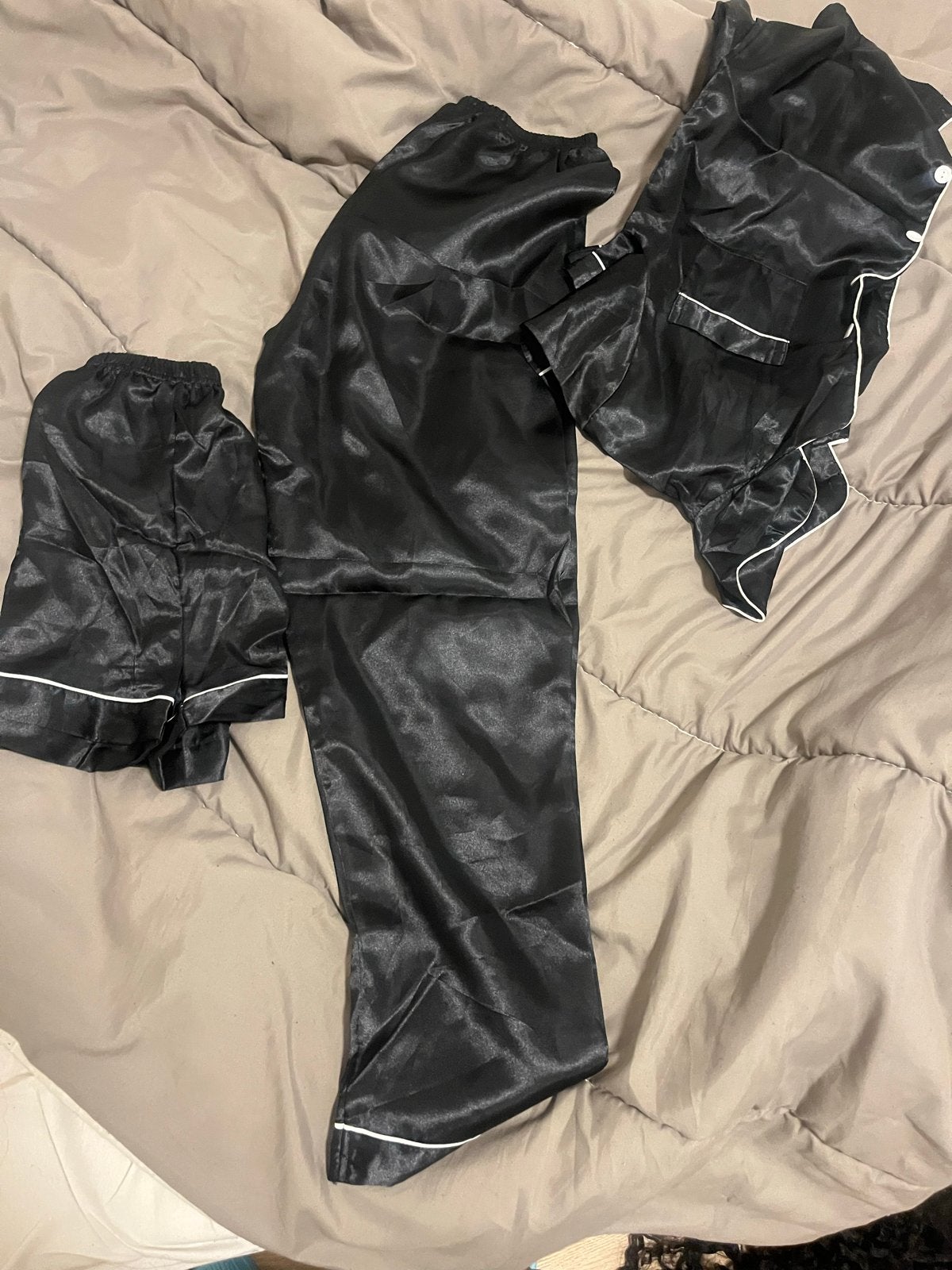 Nieuw zwart satijnen pyjamaset, helaas te klein, Kleding | Dames, Ophalen of Verzenden, Nieuw, Maat 38/40 (M)