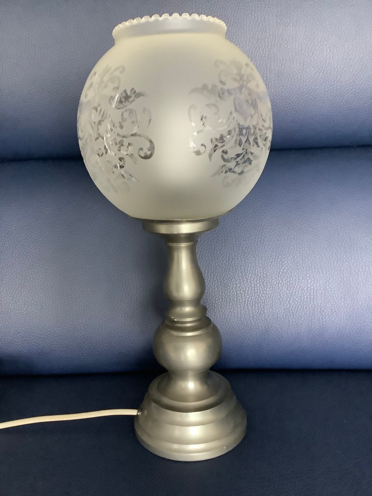 Originele Tinnen Tafellamp met Glazen Bolkap - Jaren ‘70, Huis en Inrichting, Overige typen, Vintage, Ophalen of Verzenden, Zo goed als nieuw