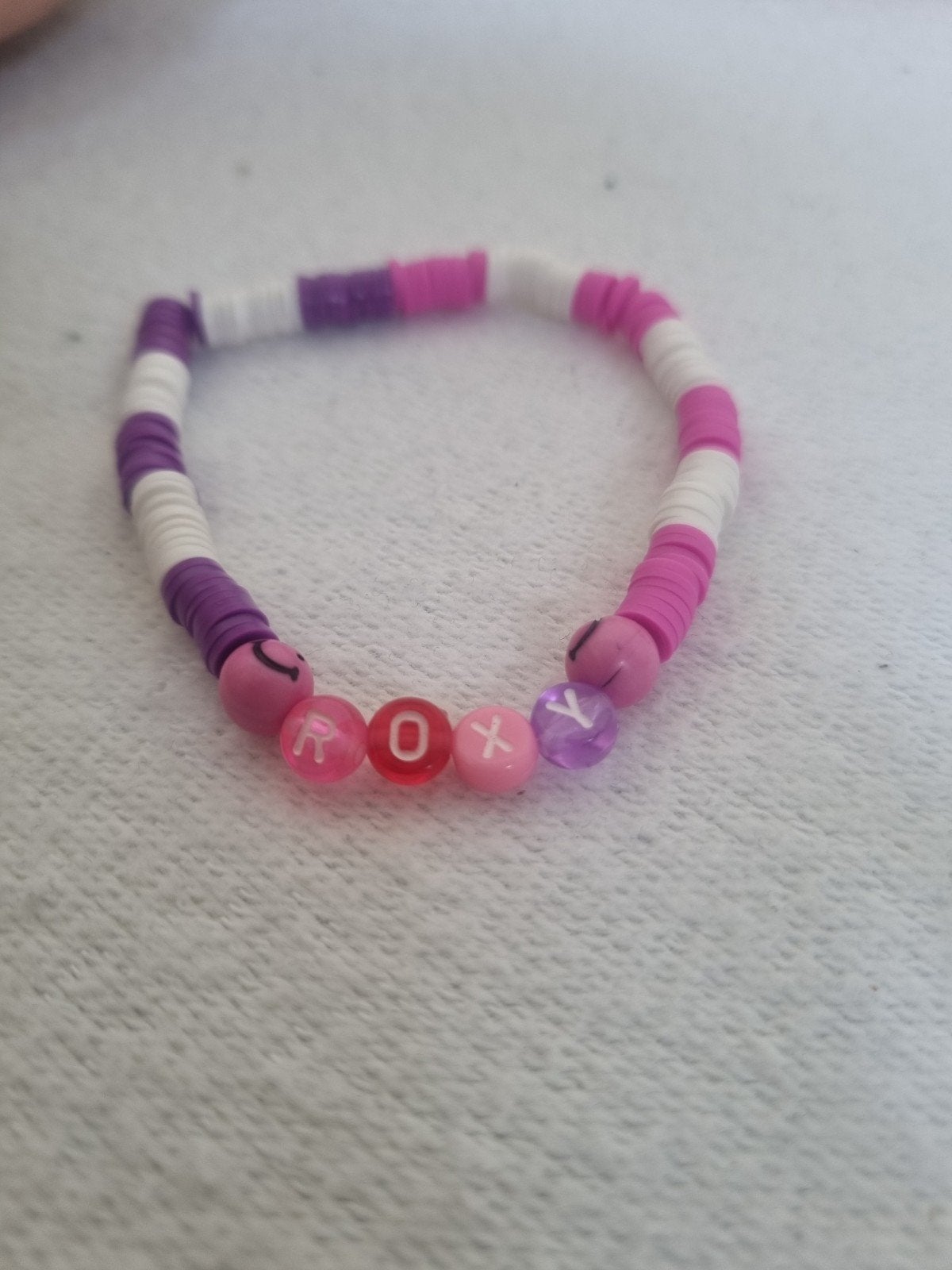 Handgemaakte kralenarmband 'Roxy' - Roze, Paars, Wit, Ophalen of Verzenden, Zo goed als nieuw, Roze, Kunststof of Plastic