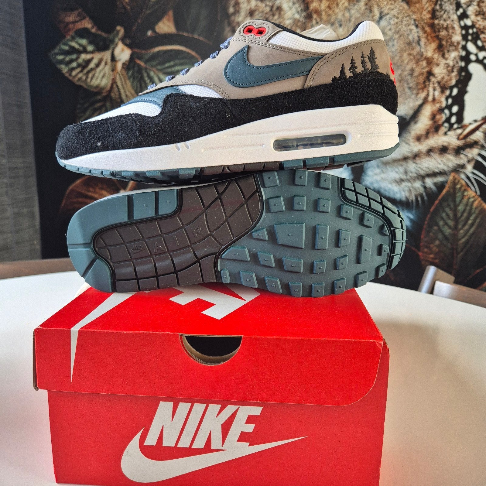 Nike Air Max 1 "Escape Treeline" slate blue maat 43, Kleding | Heren, Schoenen, Ophalen of Verzenden, Nieuw, Blauw
