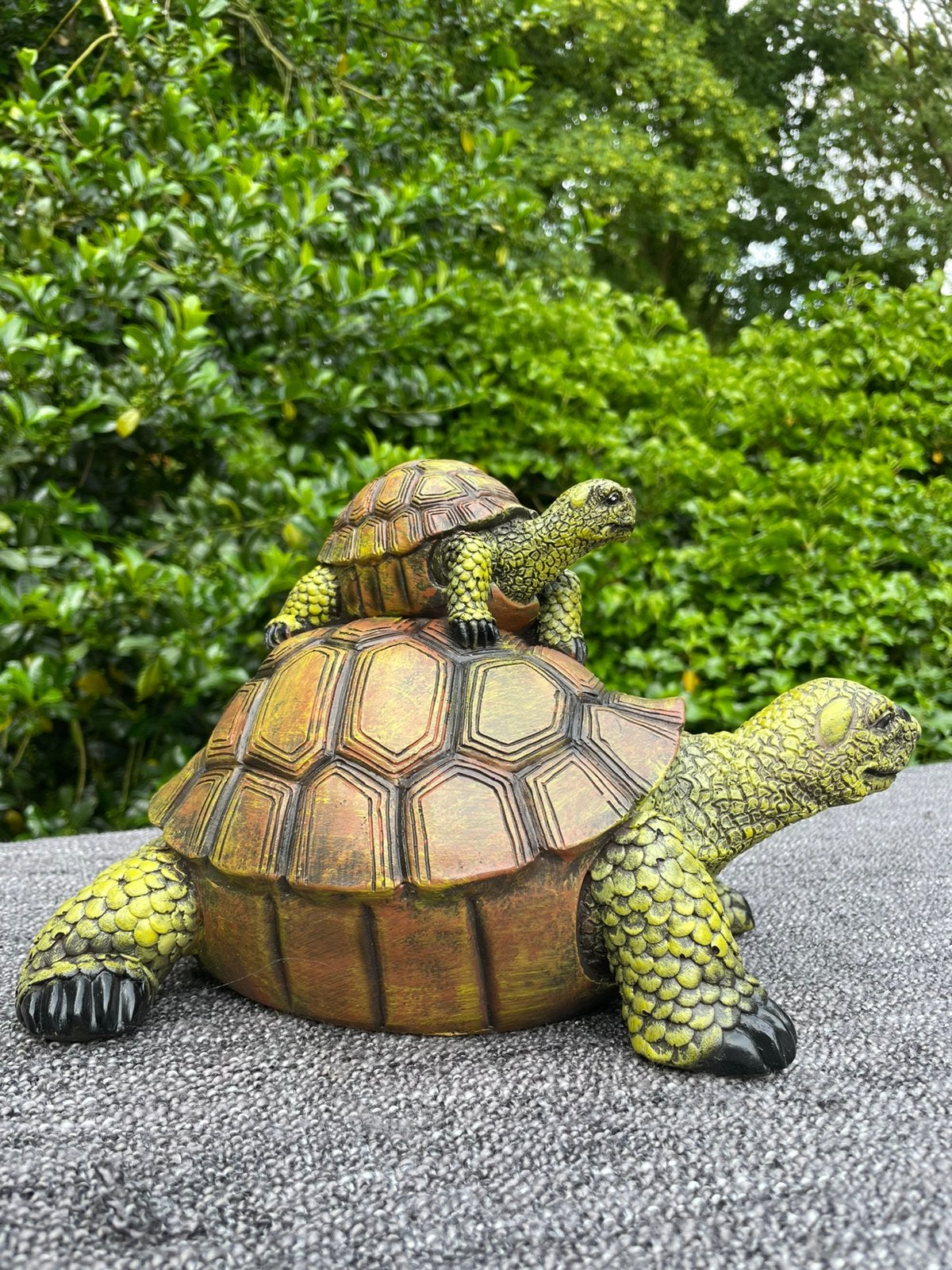 Schildpad met kleintje op rug beeld tuin vijver zwembad, Ophalen of Verzenden, Nieuw, Kunststof, Dierenbeeld