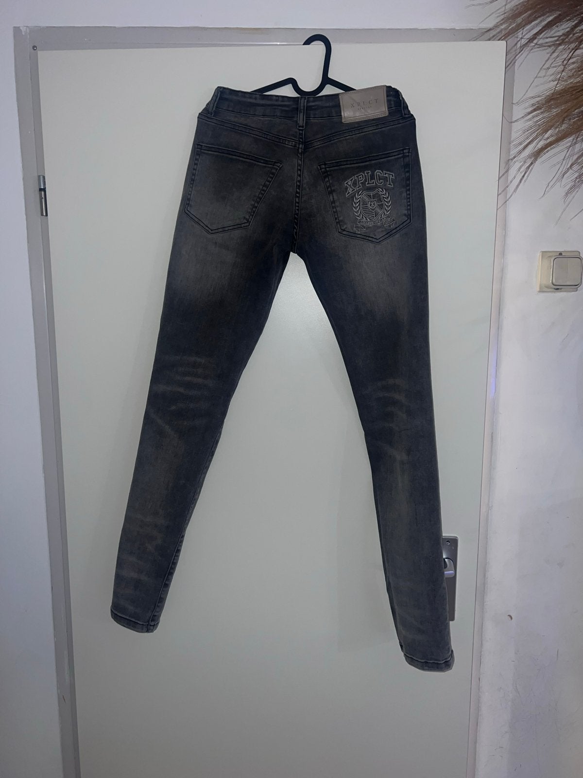 XPLCT Jeans - Zwart/Grijs met scheur, Ophalen, Gedragen, Zwart, Overige jeansmaten