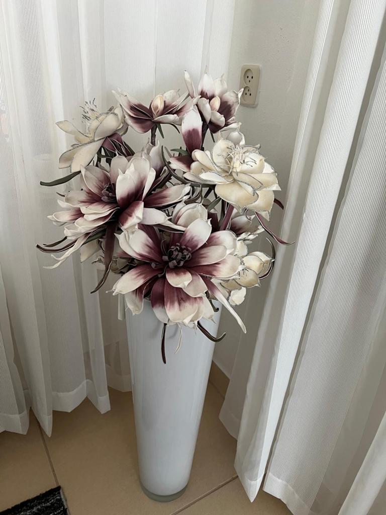 Grote vaas met kunstbloemen, Huis en Inrichting, Woonaccessoires | Vazen, Zo goed als nieuw, Wit, 50 tot 75 cm, Overige materialen