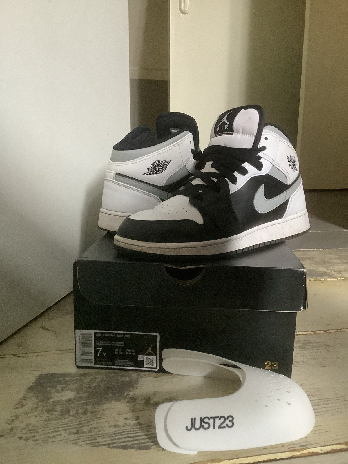 Nike Air Jordan 1 Mid GS Black White Smoke Grey - Maat 40, Ophalen of Verzenden, Gedragen, Zwart, Sneakers of Gympen