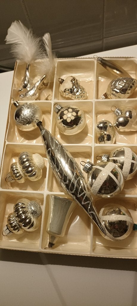 16 oude zilverkleurige kerstballen, Diversen, Ophalen of Verzenden, Gebruikt