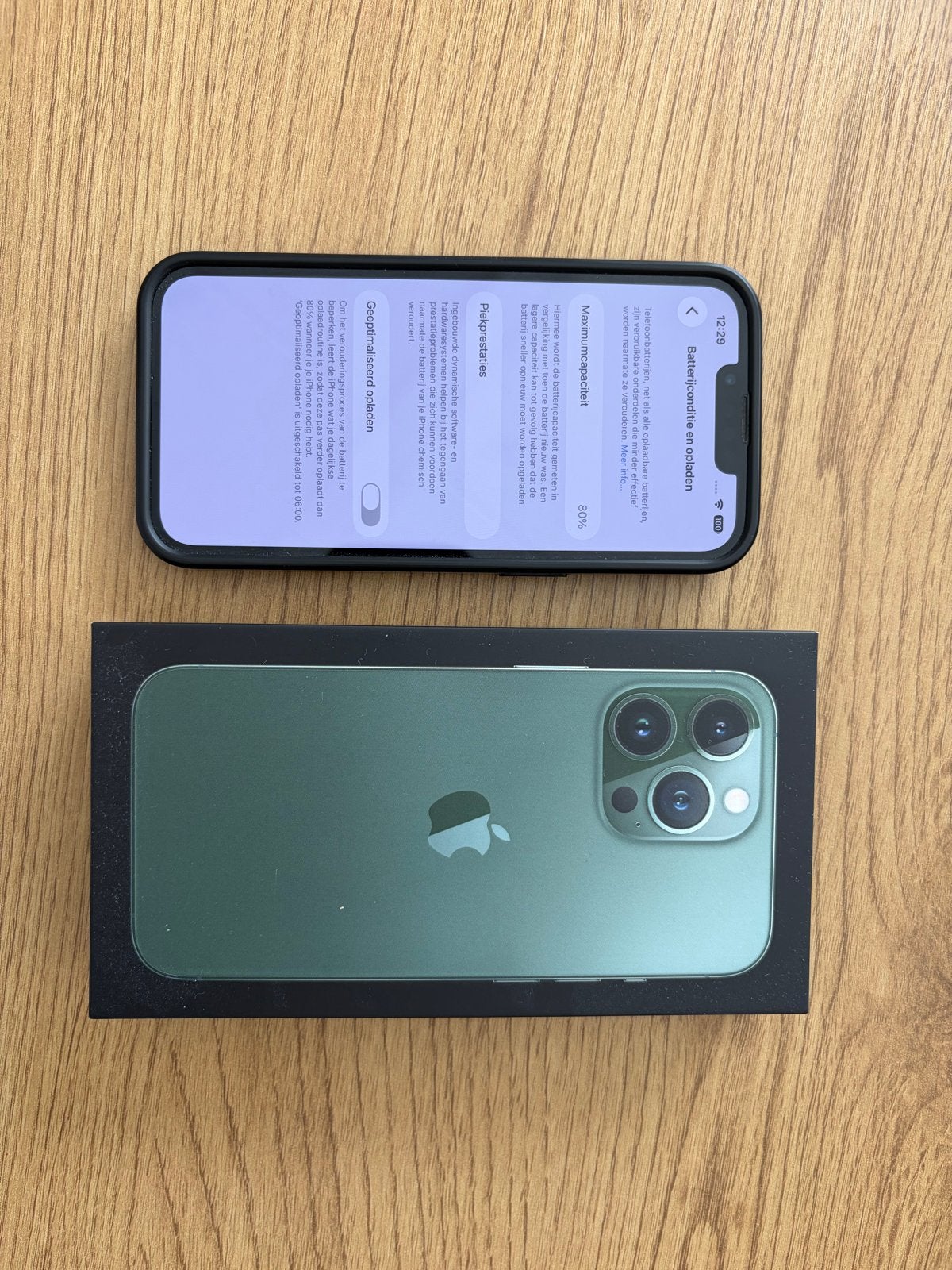 Foto 3 van iPhone 13 Pro (Groen) met USB-C naar Lightning kabel