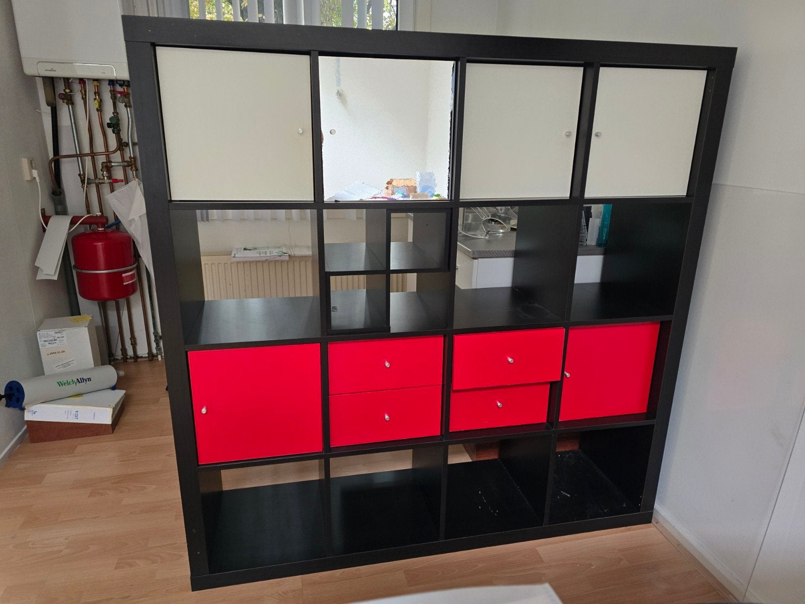IKEA Kallax Kast Zwart met Rode en Witte Inzetstukken, Ophalen, Gebruikt