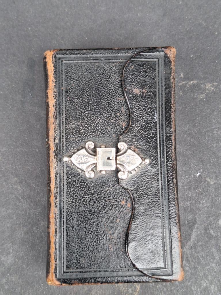 Bijbel kleine 1884  met zilveren slotje, Antiek en Kunst, Ophalen of Verzenden