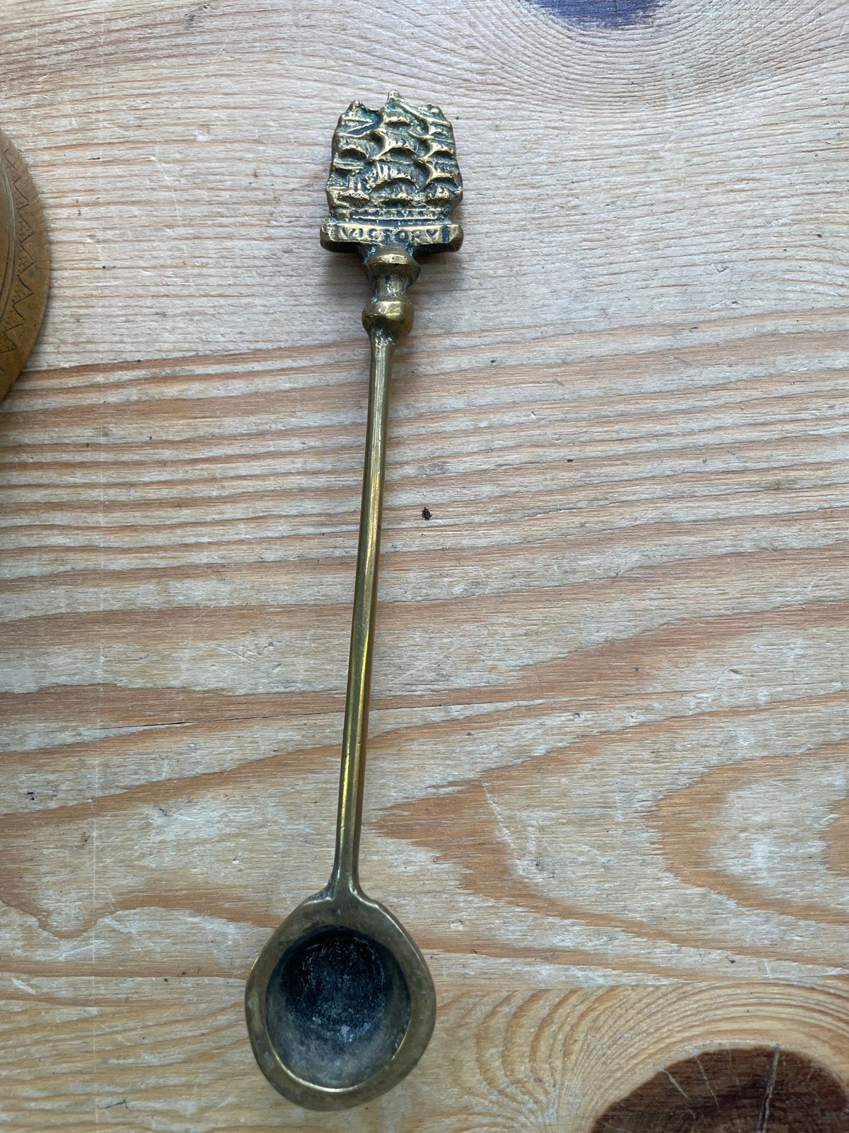 Antieke messing lepel met HMS Victory schip (wd-30), Antiek en Kunst, Antiek | Bestek, Ophalen of Verzenden