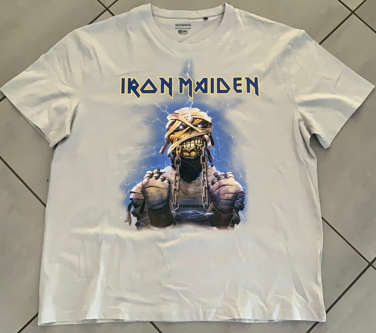 IRON MAIDEN T-SHIRT 2023 XXL GLOBAL MERCHANDISING SERVICES, Verzamelen, Muziek, Artiesten en Beroemdheden, Verzenden, Zo goed als nieuw