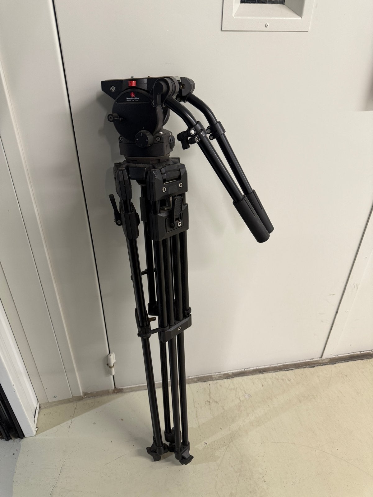 Manfrotto Statief met Vloeistofkop - Professionele Kwaliteit, Ophalen, Gebruikt, Driepoot, 150 tot 175 cm