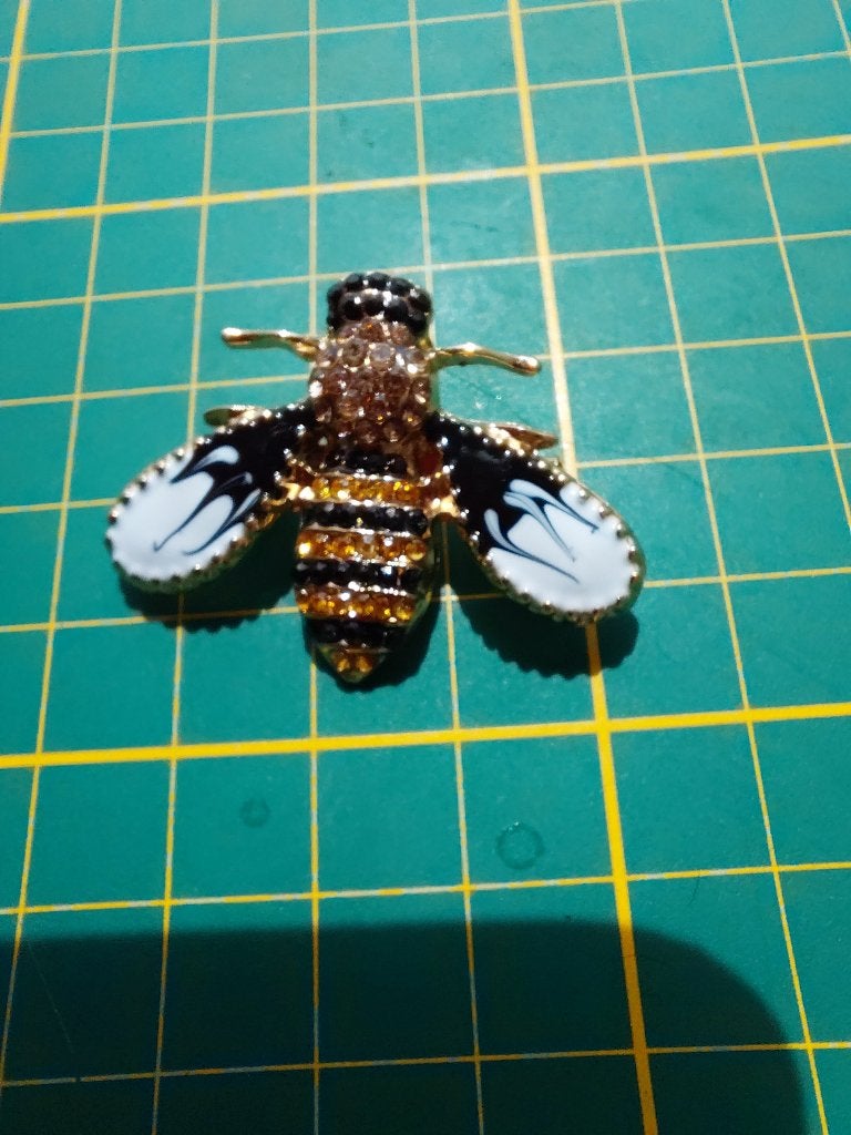 Mooie broche bij goudkleurig/zwart en wit+, Overige materialen, Overige kleuren, Verzenden, Minder dan 4 cm
