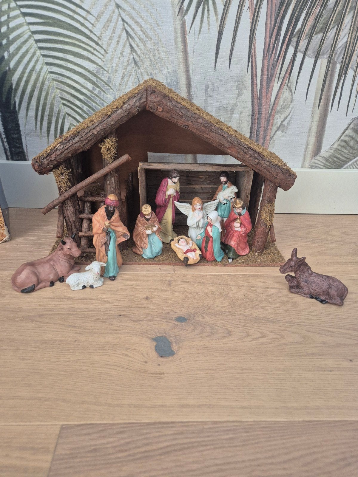 Houten kerststal met 11 keramieken figuurtjes, Ophalen of Verzenden, Zo goed als nieuw