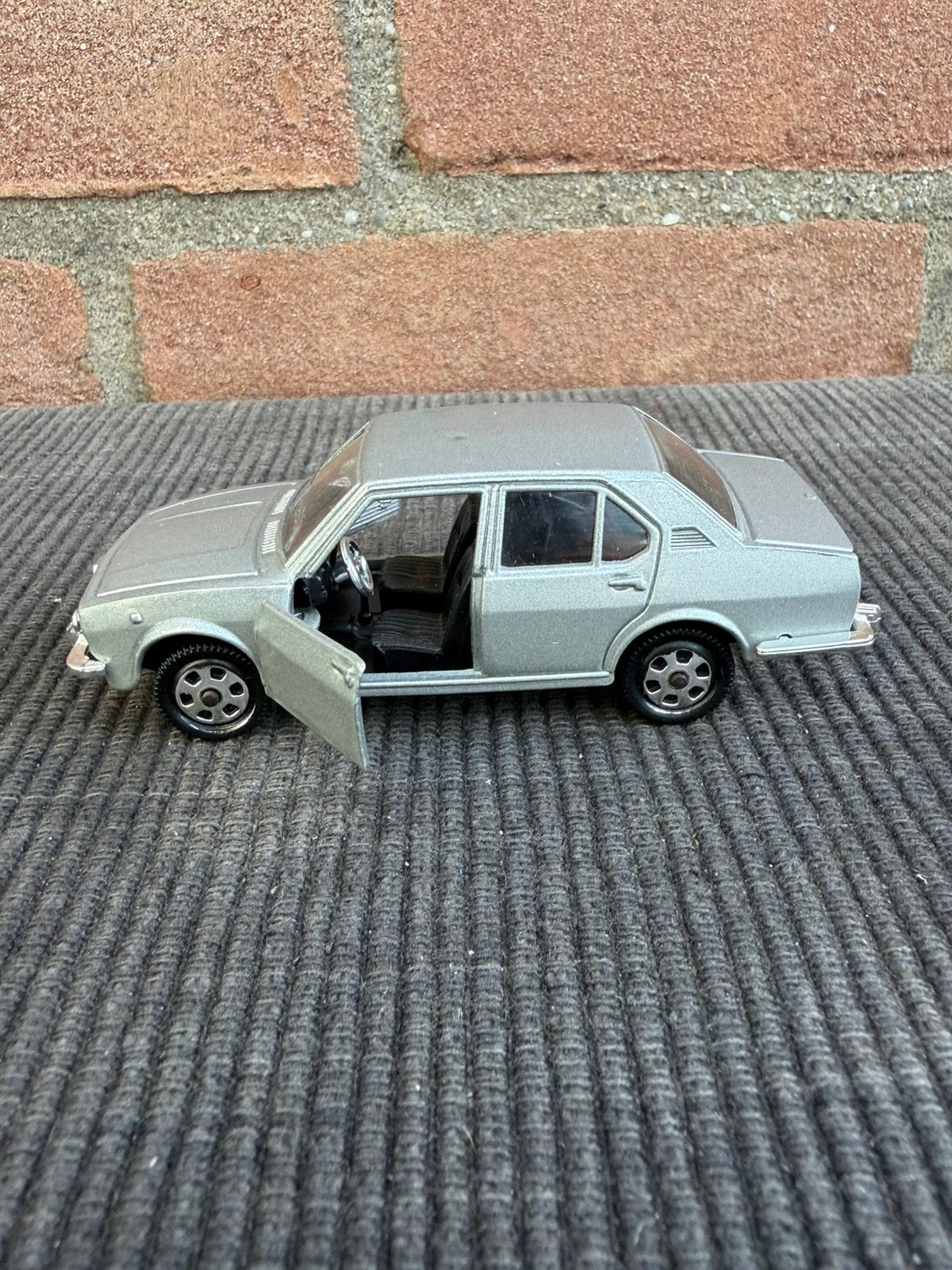 1:43 Mebetoys A76 🇮🇹 Alfa Romeo Alfetta Berlina, Hobby en Vrije tijd, Modelauto's | 1:43, Ophalen of Verzenden, Zo goed als nieuw