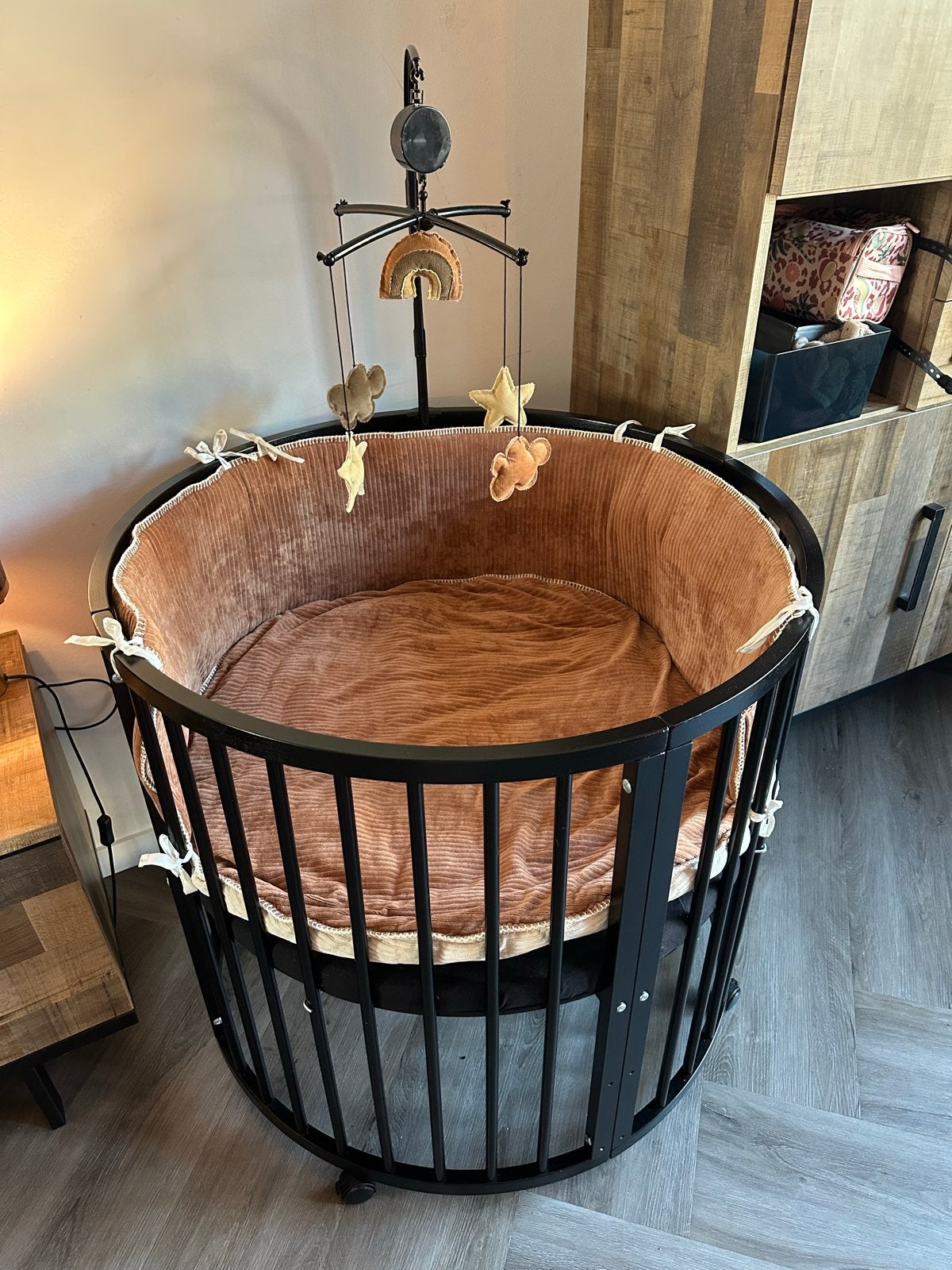 Zwarte ronde box met Koeka boxkleed & bumper + boxmobiel, Kinderen en Baby's, Boxen, Ophalen, Zo goed als nieuw, Rond, Boxkleed