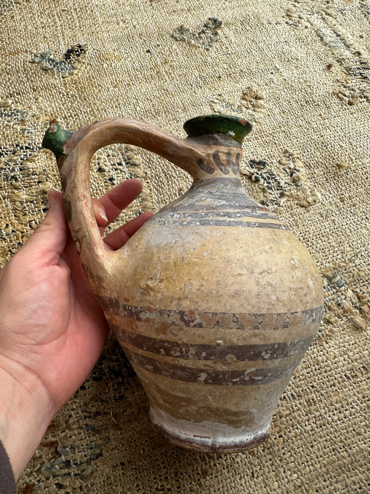 Bijzonder oud kruikje met groen glazuur en decoratie, Antiek en Kunst, Ophalen of Verzenden
