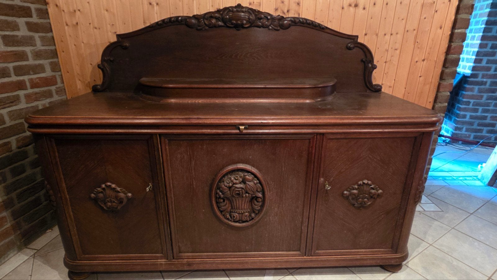 Antiek dressoir met houtsnijwerk, Ophalen