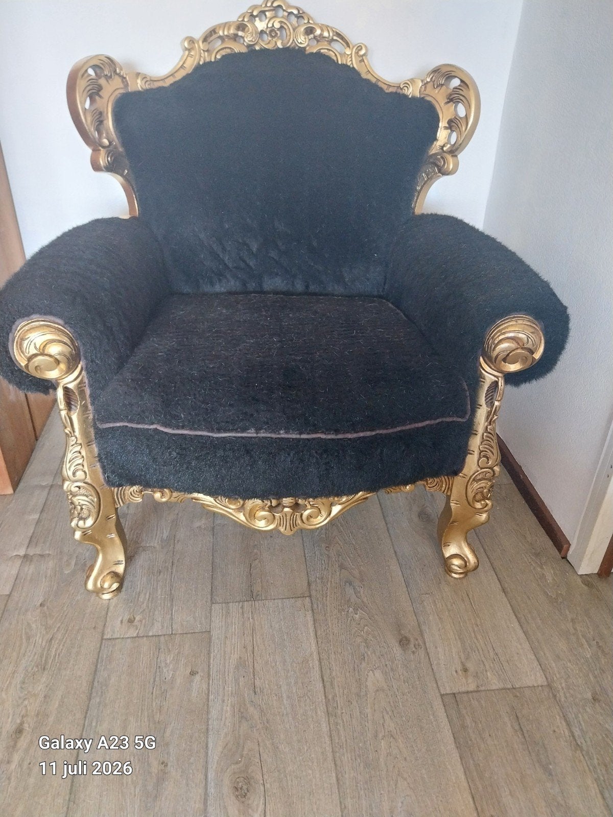 Gouden fauteuil met zwart imitatie bontvacht - blikvanger!, Ophalen, Gebruikt, 75 tot 100 cm, Overige materialen
