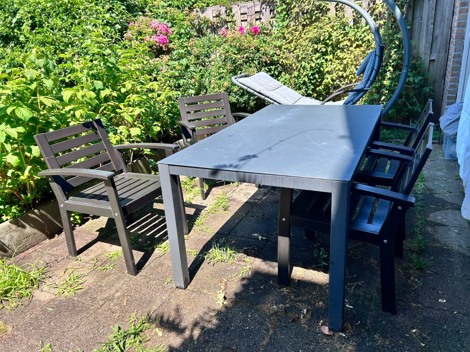 Zwarte tuinset, tafel met 4 tuinstoelen met armleuningen, Ophalen of Verzenden, Gebruikt
