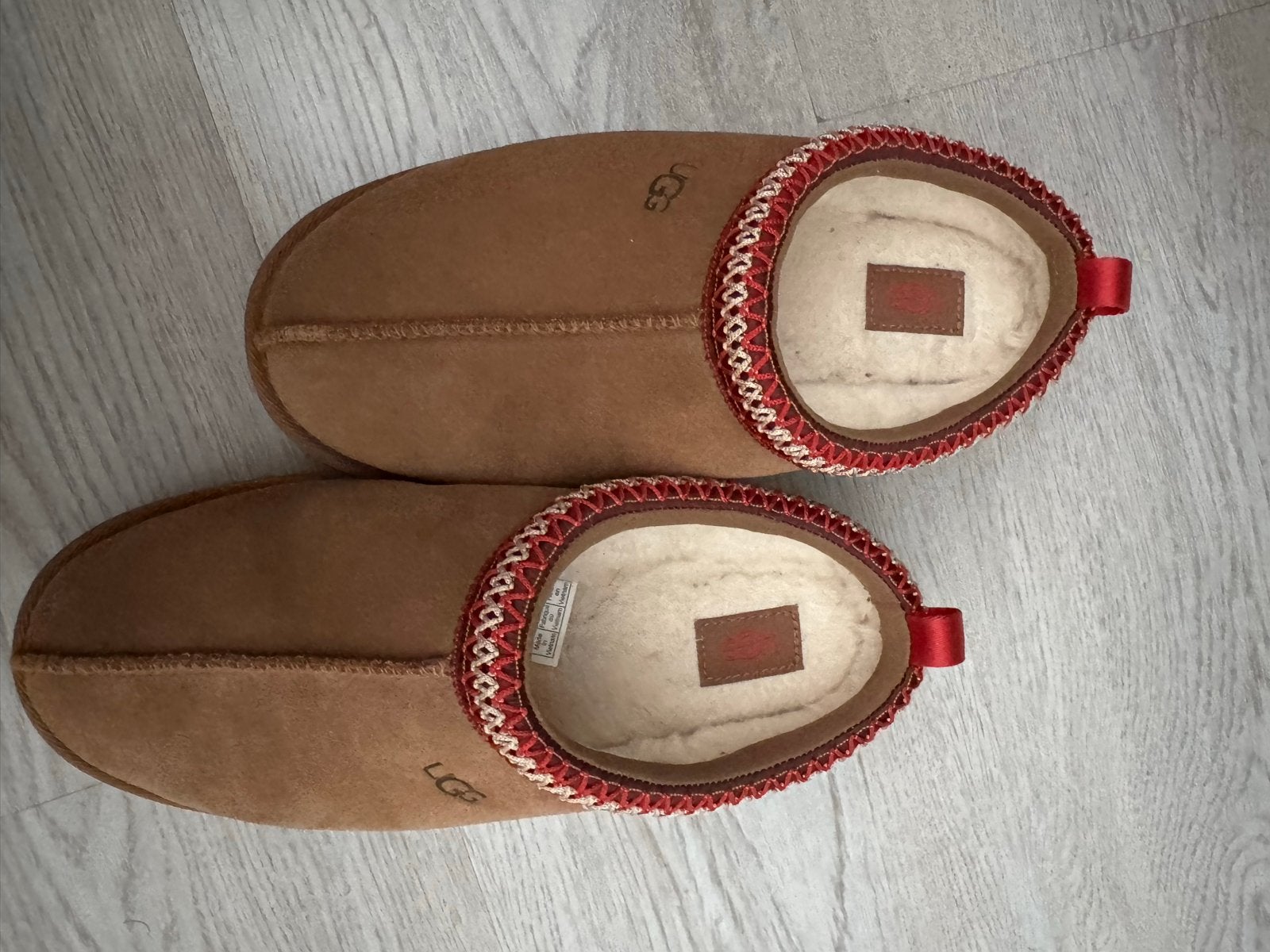 UGG pantoffels met rode details, maat 37, Kleding | Dames, Ophalen of Verzenden, Zo goed als nieuw, Bruin, Pantoffels of Sloffen