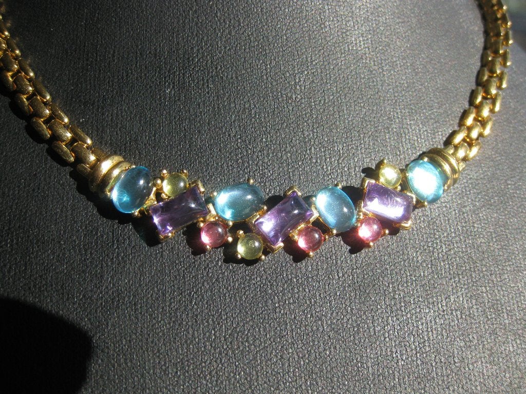 Trifari, vergulde ketting met gekleurde stenen. Nieuw., Sieraden, Tassen en Uiterlijk, Overige materialen, Nieuw, Ophalen of Verzenden