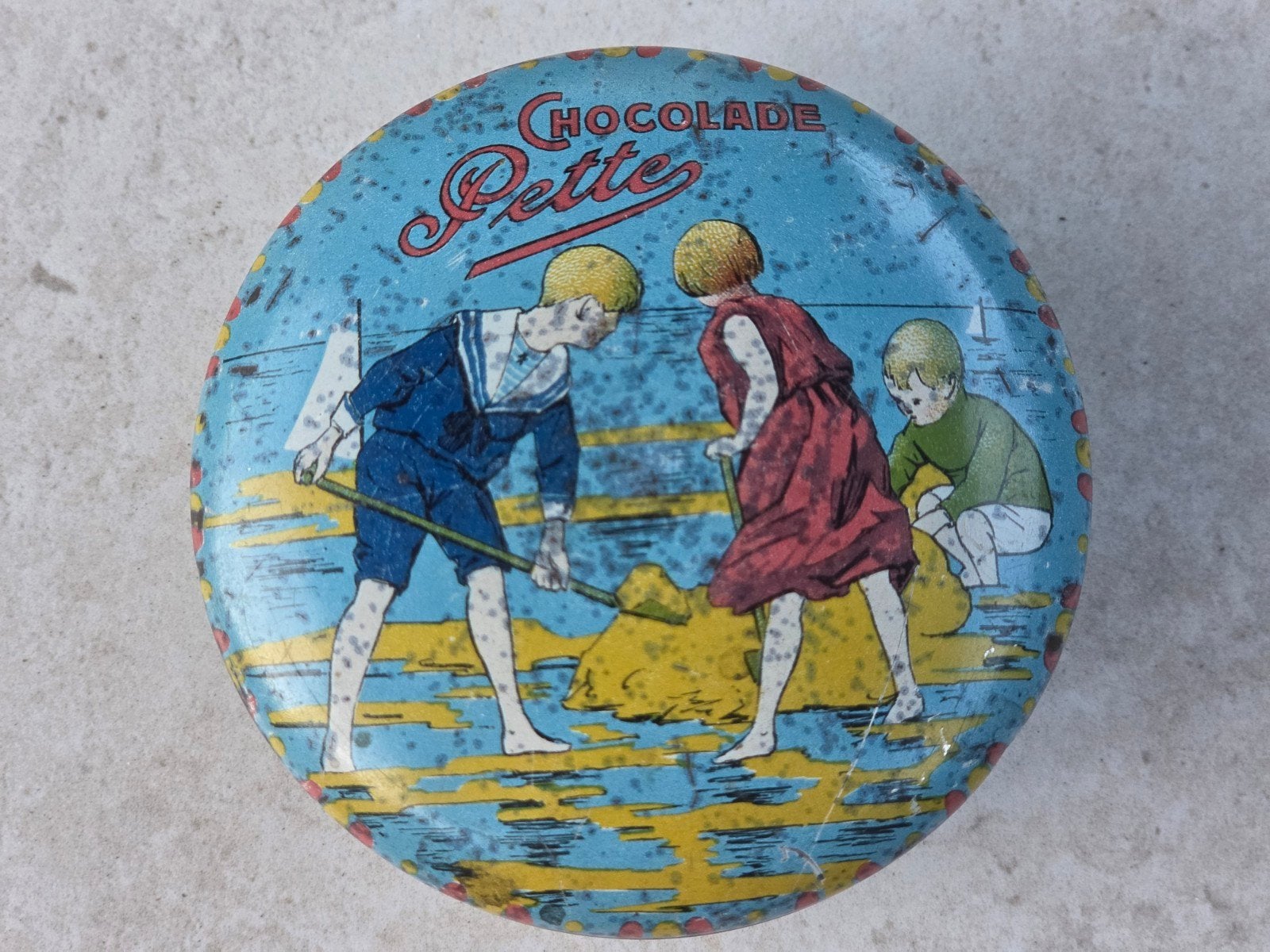 Pette chocolade blik Wormerveer Spelende kinderen op strand, Verzamelen, Ophalen of Verzenden, Gebruikt, Overige
