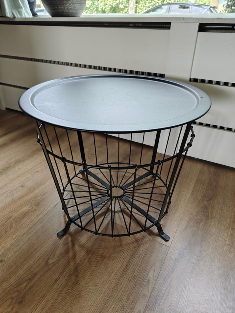 Bijzettafel met mand - Zwart metaal, Huis en Inrichting, Tafels | Bijzettafels, Minder dan 55 cm, Gebruikt, Metaal of Aluminium