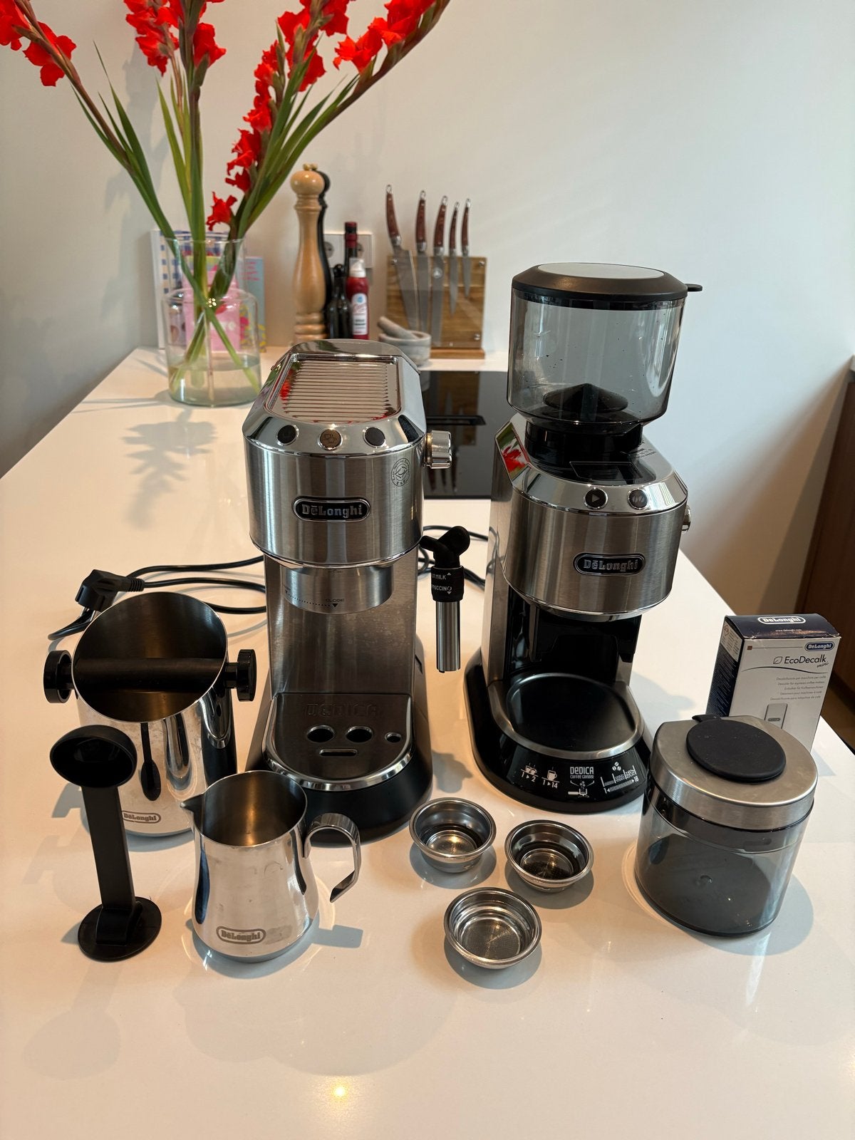DeLonghi Dedica EC685 Barista Pack - Espressomachine, Afneembaar waterreservoir, Espresso apparaat, Ophalen of Verzenden, Zo goed als nieuw