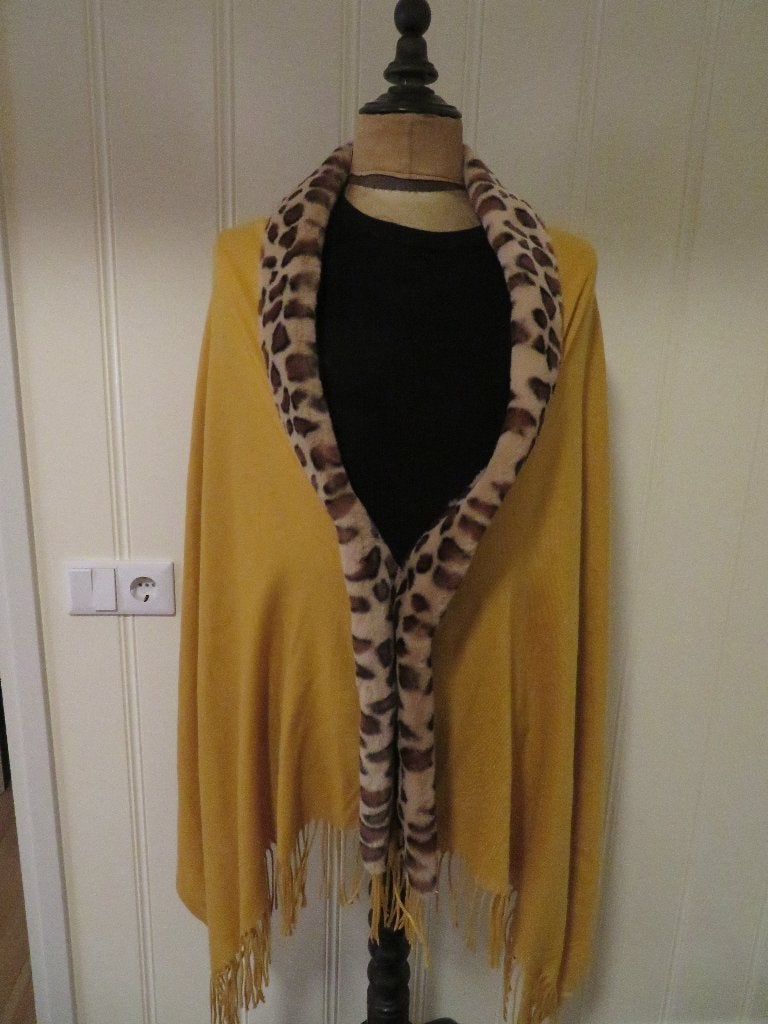 Omslag doek sjaal imitatie bont 2x wit - oranje, Ophalen of Verzenden, Zo goed als nieuw, Sjaal