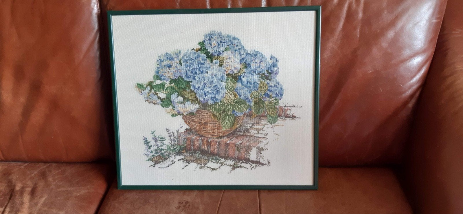 Hortensia borduurwerk in groene lijst en ontspiegeld glas br, Ophalen of Verzenden, 50 tot 75 cm, Schilderij, 50 – 75