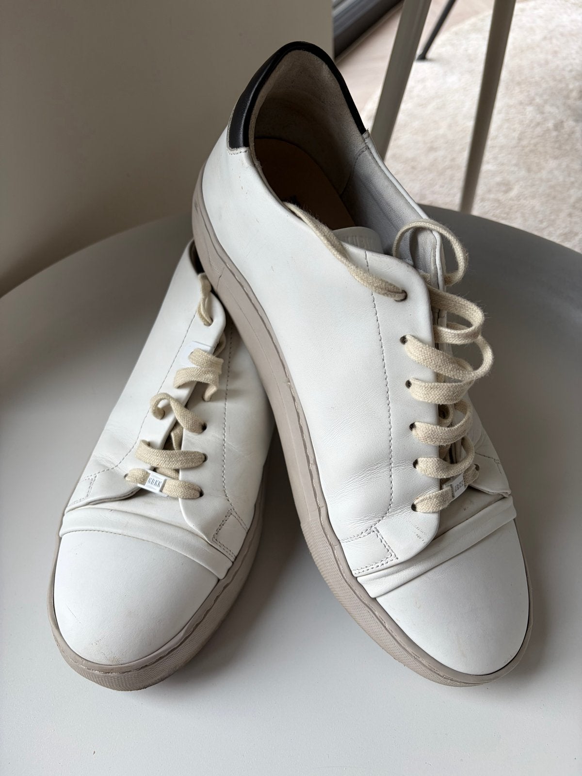 NUBIKK sneakers MAAT 42 wit leer, zwart achterkant, Wit, Ophalen of Verzenden, Sneakers of Gympen, Gedragen