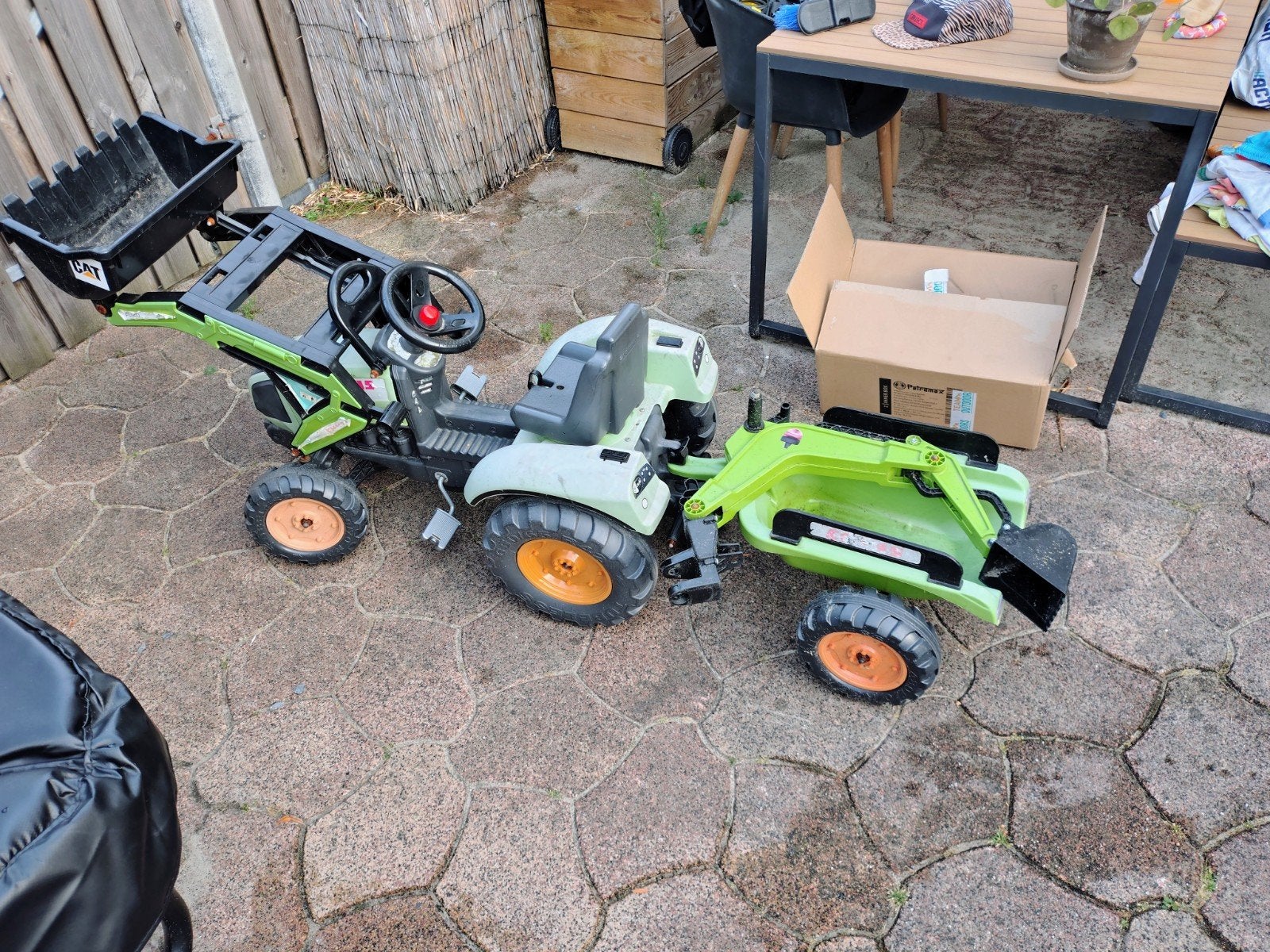 Kinder tractor met aanhanger en graafarm, Ophalen, Gebruikt