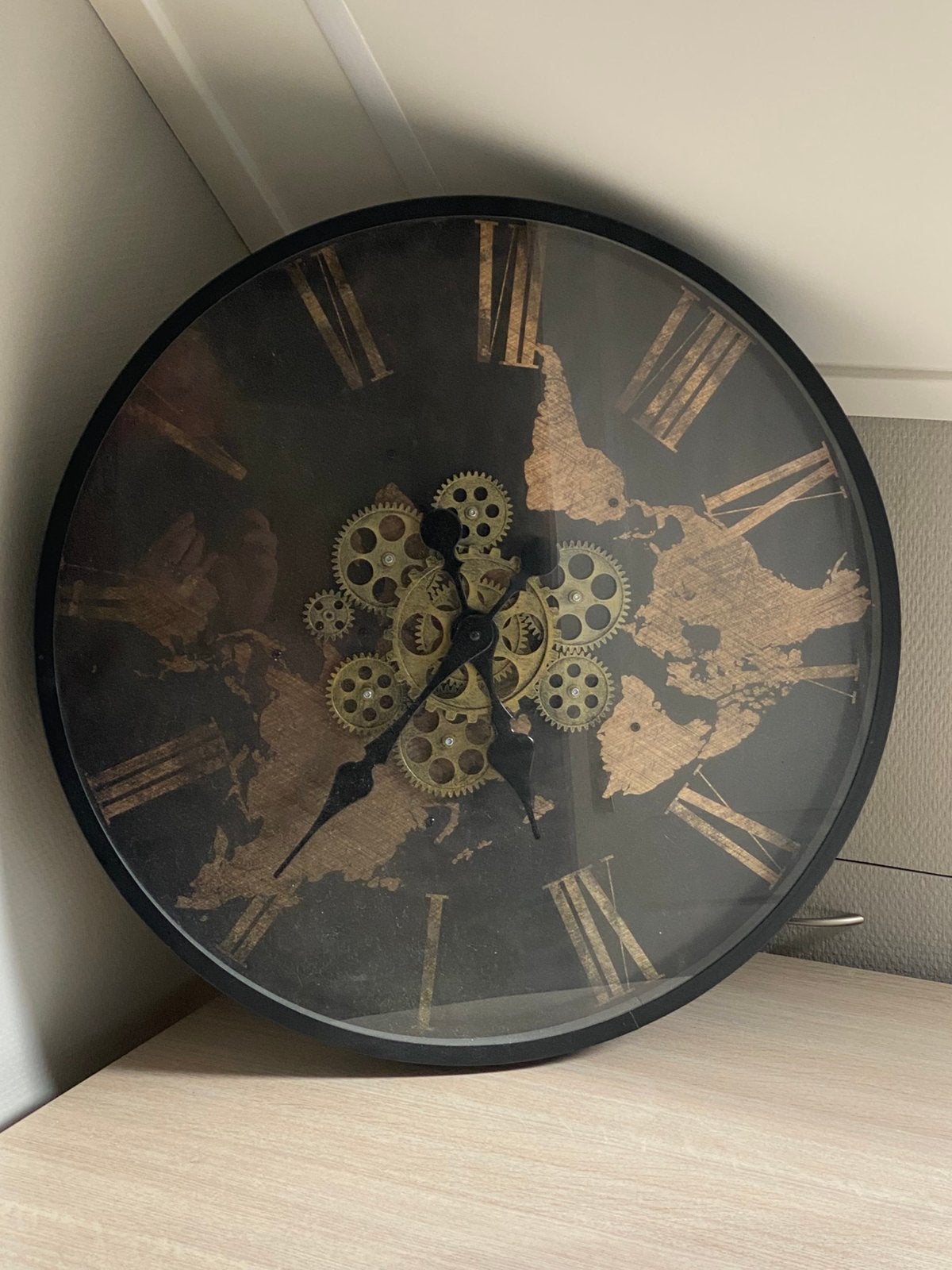 Industriele wandklok met wandkaart en tandwielen., Ophalen of Verzenden, Zo goed als nieuw, Wandklok