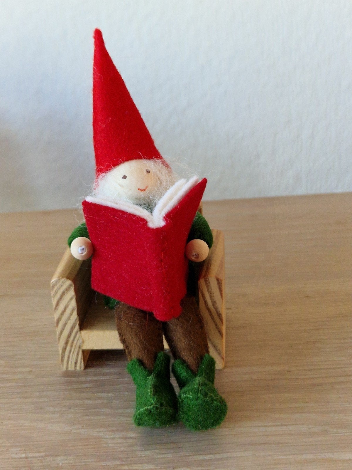 Voor de seizoenstafel, voorleeskaboutertje,wolvilt, Hobby en Vrije tijd, Vilt, Ophalen of Verzenden, Nieuw, Figuurtje(s), Wolvilt