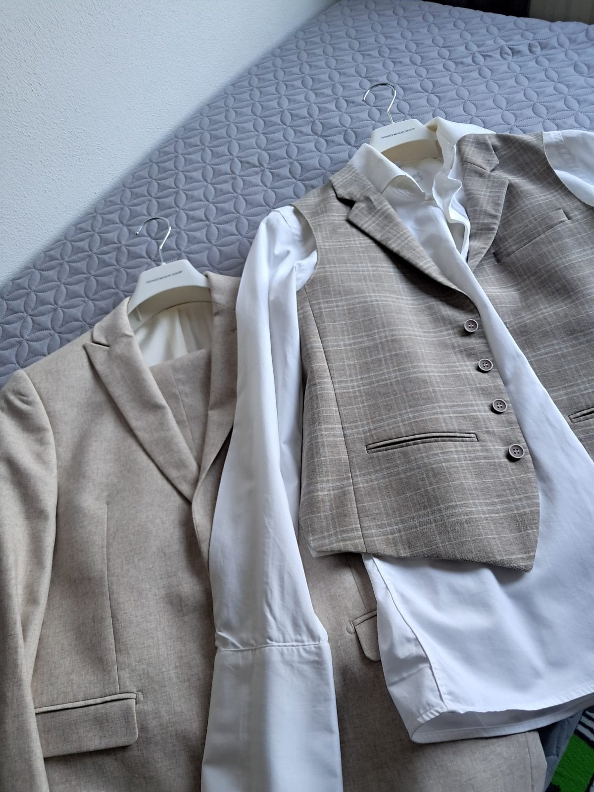 Zandkleurig driedelig trouwpak maat 48 met overhemd, Kleding | Heren, Ophalen of Verzenden, Zo goed als nieuw, Overige kleuren