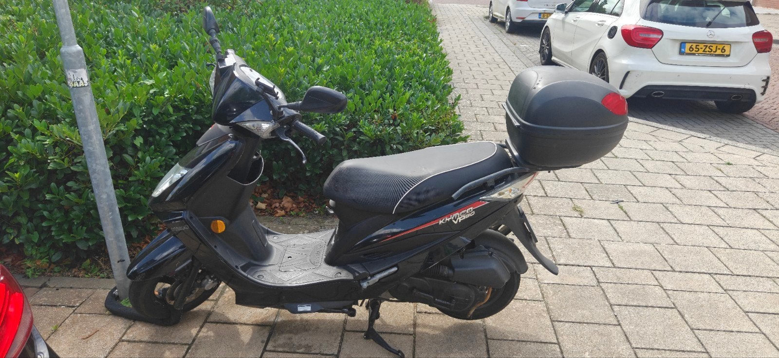 Zwarte scooter met topkoffer - Goede staat, Fietsen en Brommers, Ophalen of Verzenden, Gebruikt, Benzine, Overige merken
