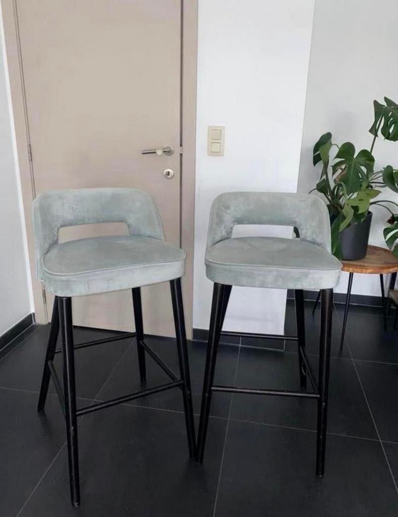 2 Lichtgrijze Suede Barkrukken barstoelen met Houten Poten, Ophalen, Gebruikt, Met voetsteun, 60 tot 90 cm